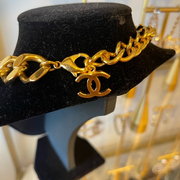 ✨💚Gorgeous Chanel 2020 Resin CC Curb Link Choker Gold Tone Necklace💚✨ - Picture 5 of 12